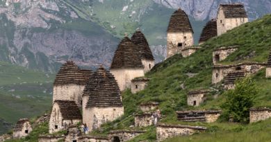 Северная Осетия: Куртатинское ущелье, Даргавсское ущелье и Кармадонское ущелье.